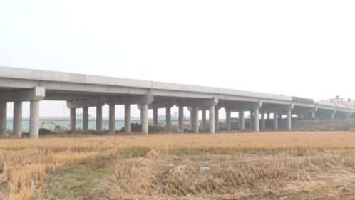 宿松縣S249破涼至牌樓公路工程上跨高速橋架梁施工順利完成